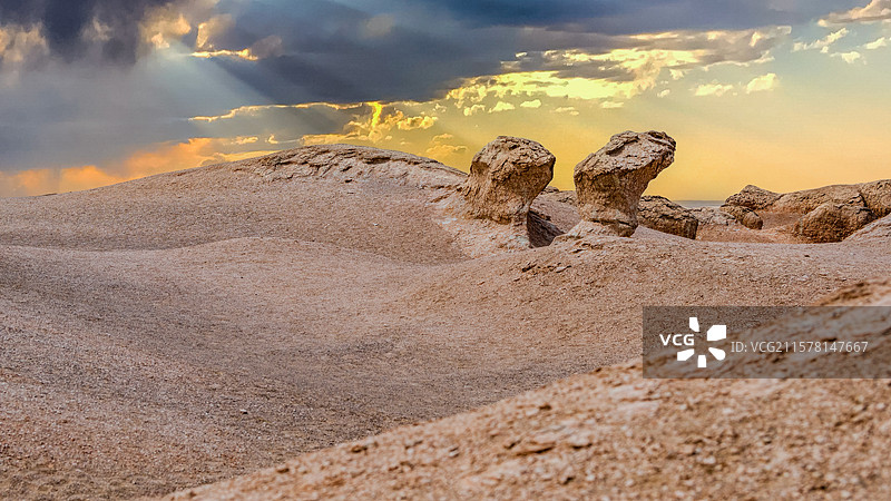 新疆哈密雅丹大海道景区瀚海神龟附近图片素材