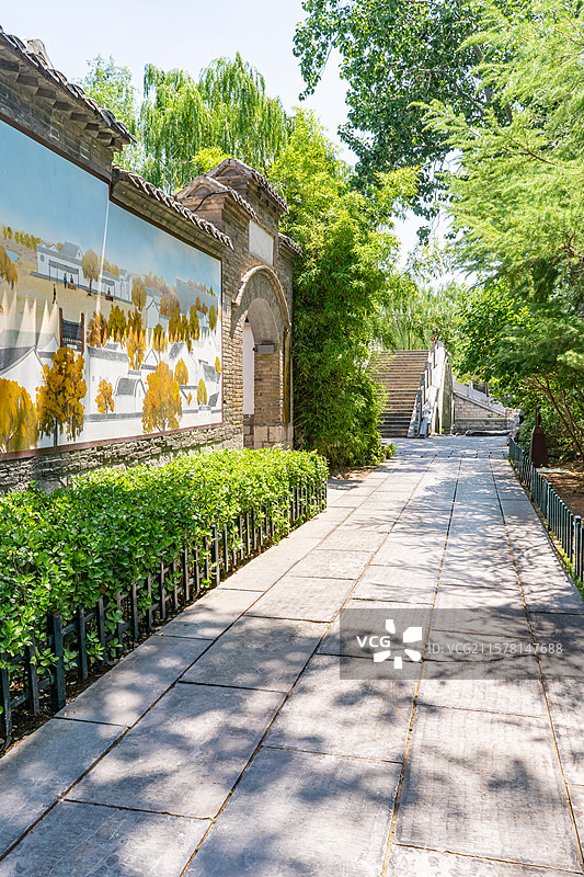 中国5A级旅游景区拍摄主题，山东济南大明湖公园园林，老舍纪念馆外面花坛和人行道，户外白昼无人图像摄影图片素材