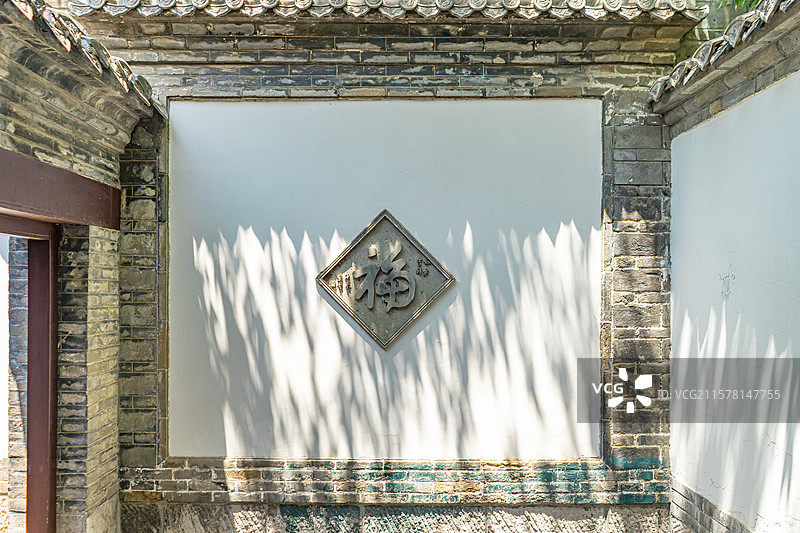 中国5A级旅游景区拍摄主题，山东济南大明湖公园园林，老舍纪念馆大门入口和照壁福字，户外白昼无人图像摄图片素材