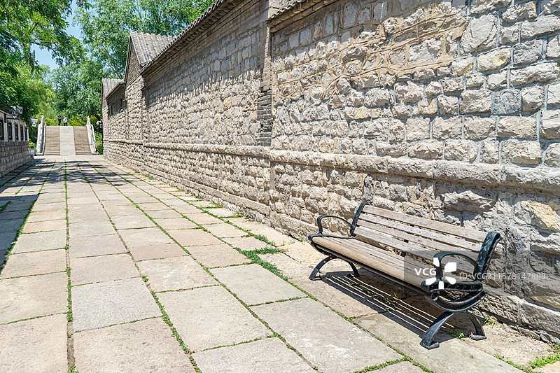 中国5A级旅游景区拍摄主题，山东省济南市大明湖公园园林，传统四合院建筑和铺路石人行道，户外白昼无人图图片素材