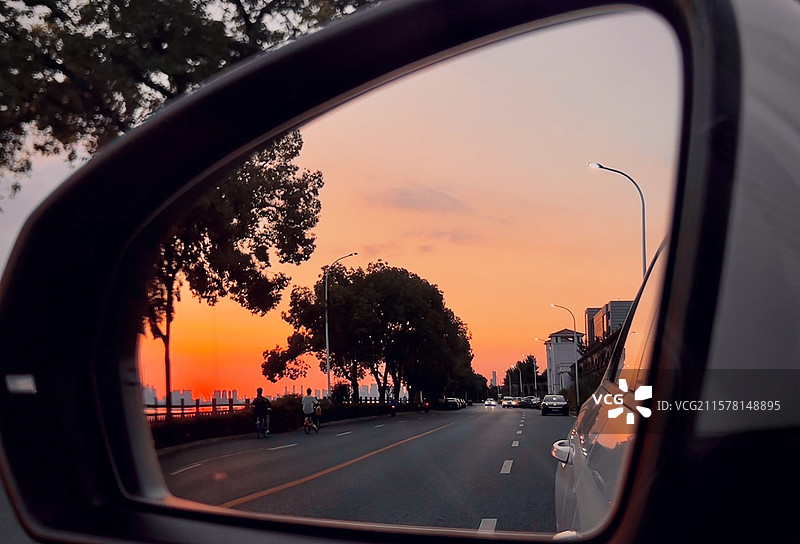 后视镜里的晚霞图片素材