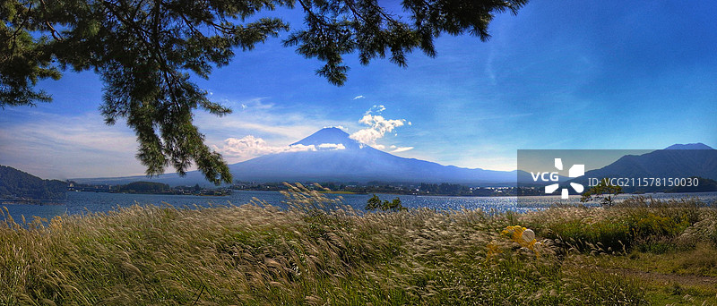 富士山是日本本州岛中南部的活火山，海拔 3775.63 米，山体呈圆锥状，山顶积雪，山麓有富士五湖，图片素材