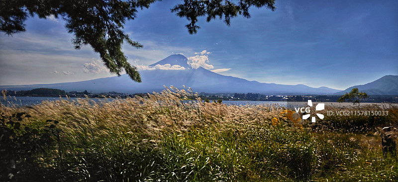 富士山是日本本州岛中南部的活火山，海拔 3775.63 米，山体呈圆锥状，山顶积雪，山麓有富士五湖，图片素材