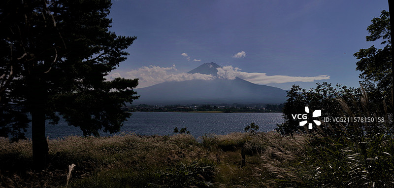 富士山是日本本州岛中南部的活火山，海拔 3775.63 米，山体呈圆锥状，山顶积雪，山麓有富士五湖，图片素材