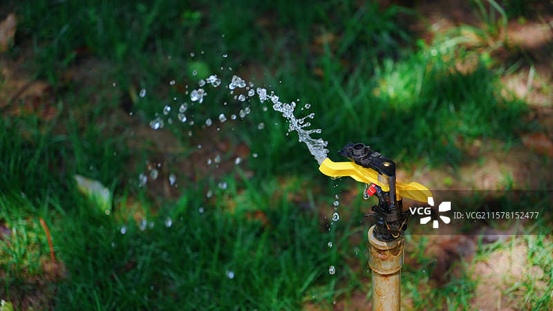 绿化带浇花设施自动喷洒水龙头图片素材