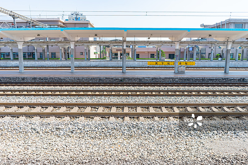 中国火车站高铁站拍摄主题，火车站月台对面的铁轨轨道火车道，户外白昼人图像摄影图片素材