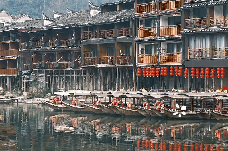 湘西凤凰古城吊脚楼与摇橹船图片素材