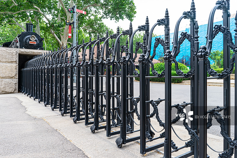 中国公共设施拍摄主题，一个复古风格黑色电子自动推拉门栏杆围栏护栏，户外白昼无人图像摄影图片素材