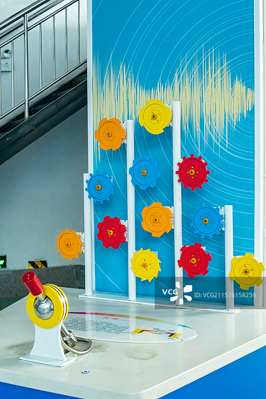 中国科技馆电力法拍摄主题，光炮感应传动装置，光射到齿轮上会转动，室内无人图像摄影图片素材