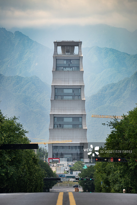 云雾中的西安揽月阁与秦岭同框图片素材