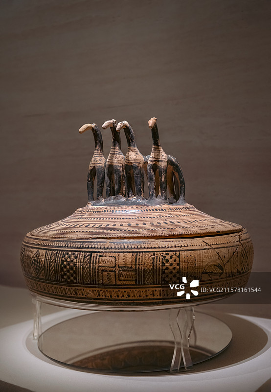 希腊国家考古博物馆藏盖子上有四匹马的圆盒图片素材