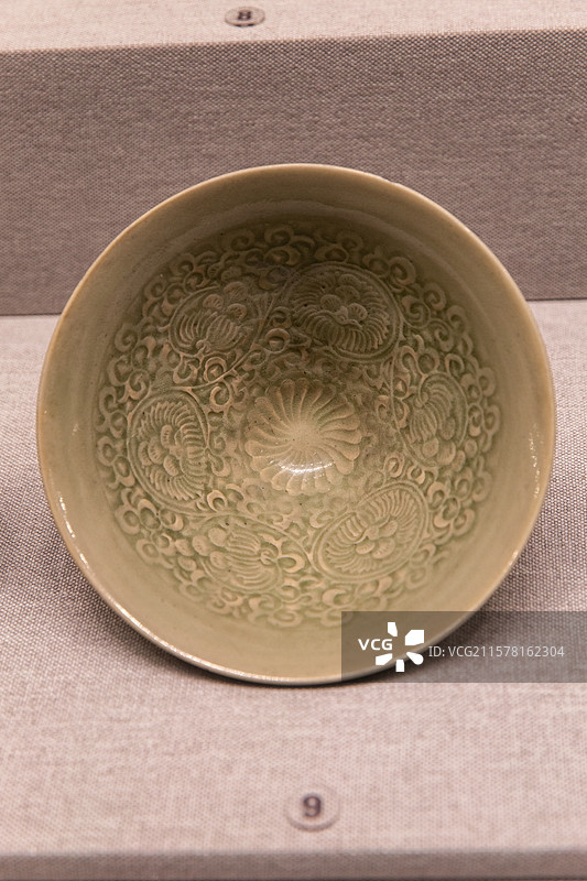 北宋耀州窑青釉模印缠枝菊纹碗图片素材