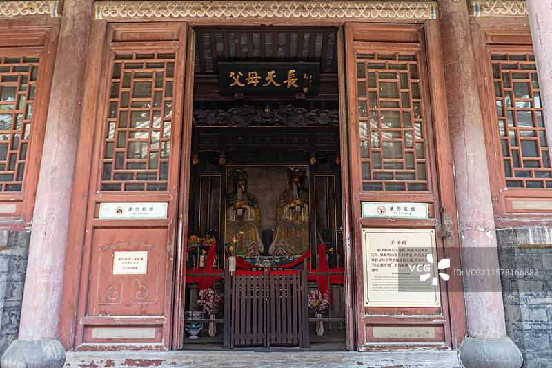 中国山东济南大明湖公园，北极阁北极庙真武庙启圣殿父母殿真武大帝父母天长坐像，室内神像图像摄影图片素材