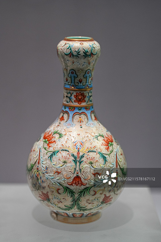 清乾隆 洋彩缠枝花纹蒜头瓶 中国国家博物馆图片素材