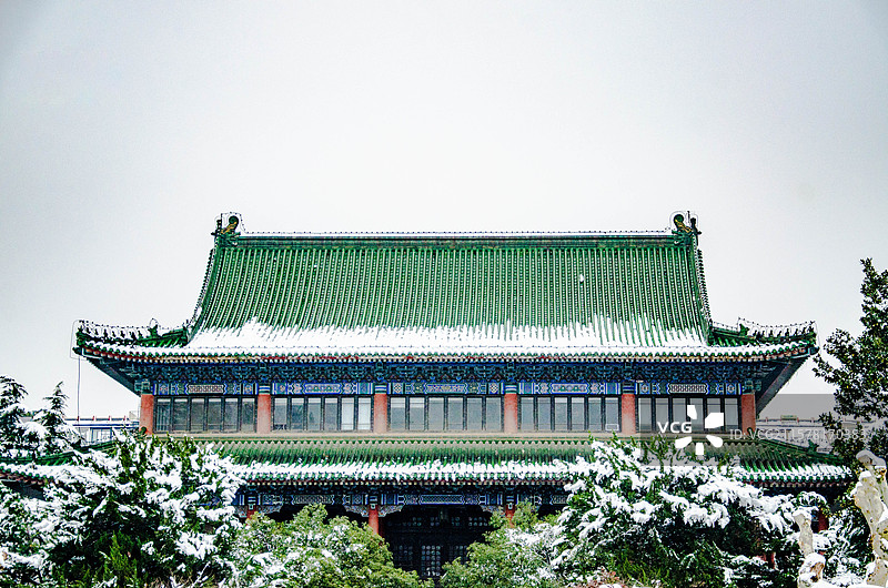 雪后南京城市街景；雪后路灯；雪天出行图片素材