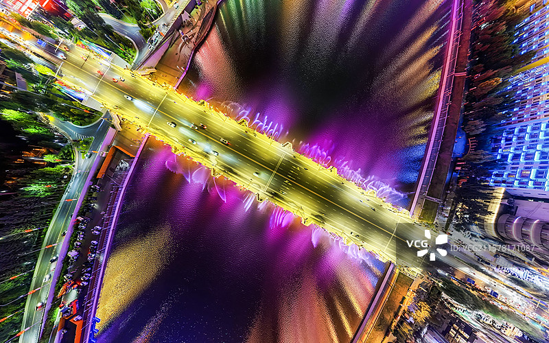 夏季夜晚，无人机航拍吉林省延边朝鲜族自治州延吉市延西桥夜景和喷泉景观。图片素材