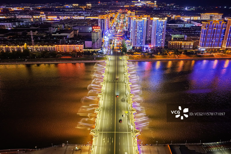 夏季夜晚，无人机航拍吉林省延边朝鲜族自治州延吉市延西桥夜景和喷泉景观。图片素材