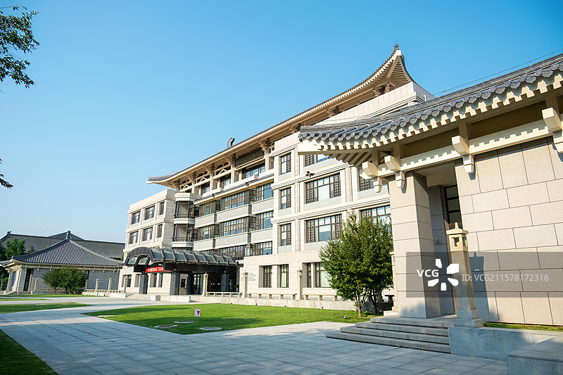 夏天蓝天下的北京大学图书馆东北侧面图片素材