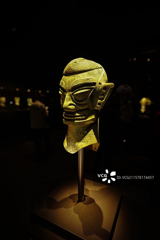 四川三星堆博物馆中展出的青铜跪坐人像，造型神秘独特，展现古蜀文明艺术与宗教信仰。图片素材