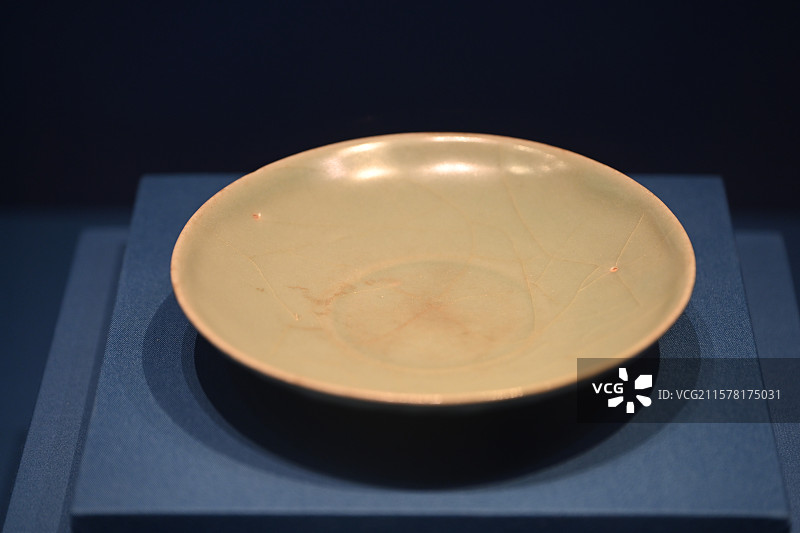 龙泉窑青釉刻莲瓣纹盘【南宋】扬州中国大运河博物馆图片素材