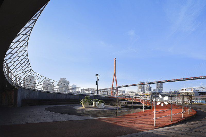 上海滨江步道休闲时光图片素材