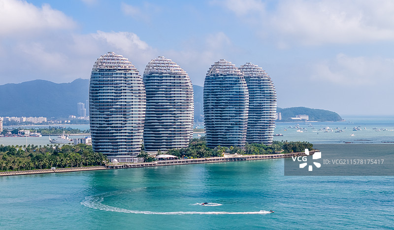 航拍海南三亚三亚湾暑假游艇万艇出海凤凰岛图片素材