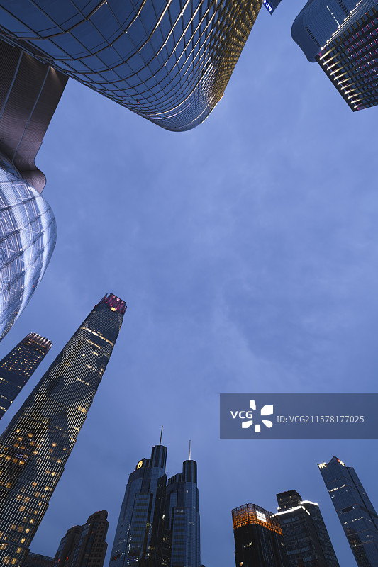 低视角北京CBD地标摩天大楼夜景灯光秀图片素材