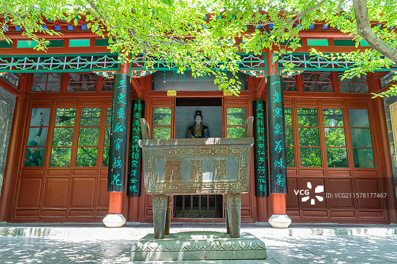 中国5A级旅游景区山东济南大明湖公园藕神祠寺庙宋代女词人李清照彩塑坐像，户外白昼神像图像摄影图片素材