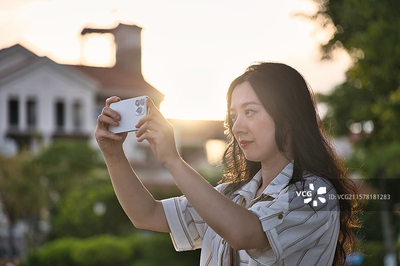 夕阳下的自拍时光图片素材