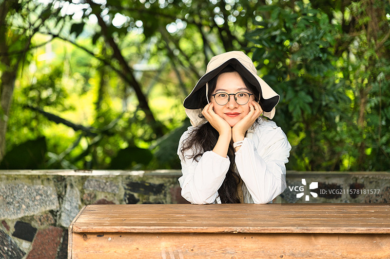 公园里的微笑女孩图片素材