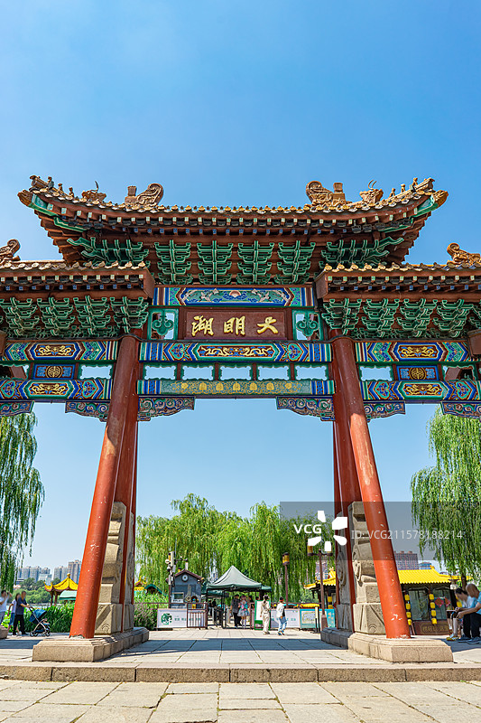 中国5A级旅游景区拍摄主题，山东省济南市大明湖南门公园入口大门的木制彩色榫卯牌坊，户外白昼无人图像摄图片素材