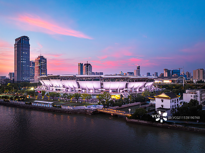 航拍金色晚霞的苏州市体育中心体育场，苏州三香路体育场，苏超联赛苏州主场图片素材