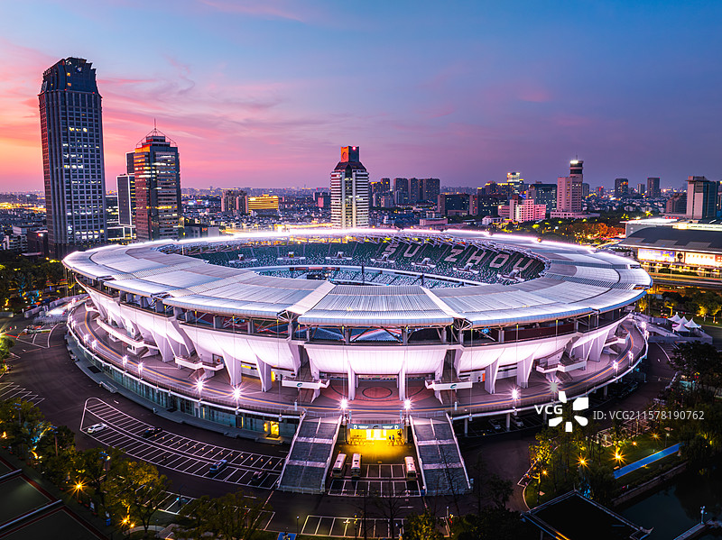 航拍金色晚霞的苏州市体育中心体育场，苏州三香路体育场，苏超联赛苏州主场图片素材