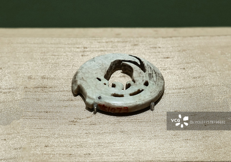 凤形佩 新石器时代 肖家屋脊文化 1955年湖北天门罗家柏岭出土 中国国家博物馆“中国古代玉器展”图片素材