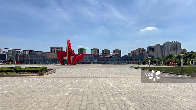 城市广场现代雕塑建筑，汽车广告背景图图片素材