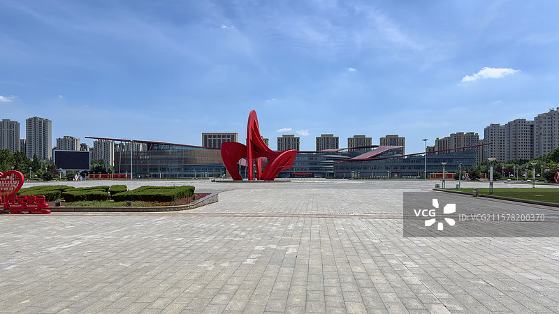 城市广场现代雕塑建筑，汽车广告背景图图片素材