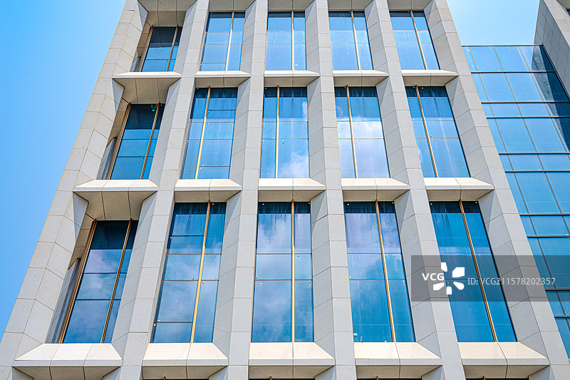 上海临港日企产业园 竖条纹白色干挂石材 金色金属光泽 日企上海中小企业国际产业园 自贸区 临港新城图片素材