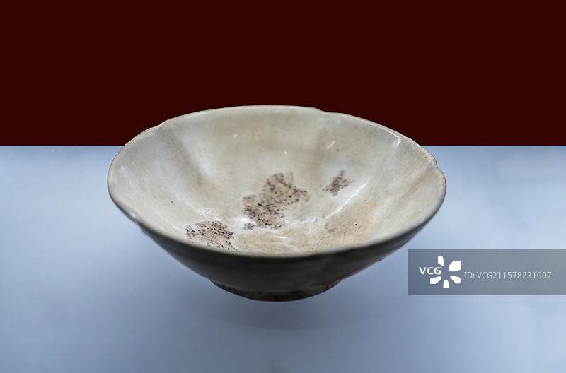 贵州省博物馆：青瓷莲花瓣口碗（唐，瓷，赤水复兴马鞍山崖墓出土，贵州省文物考古研究所）图片素材