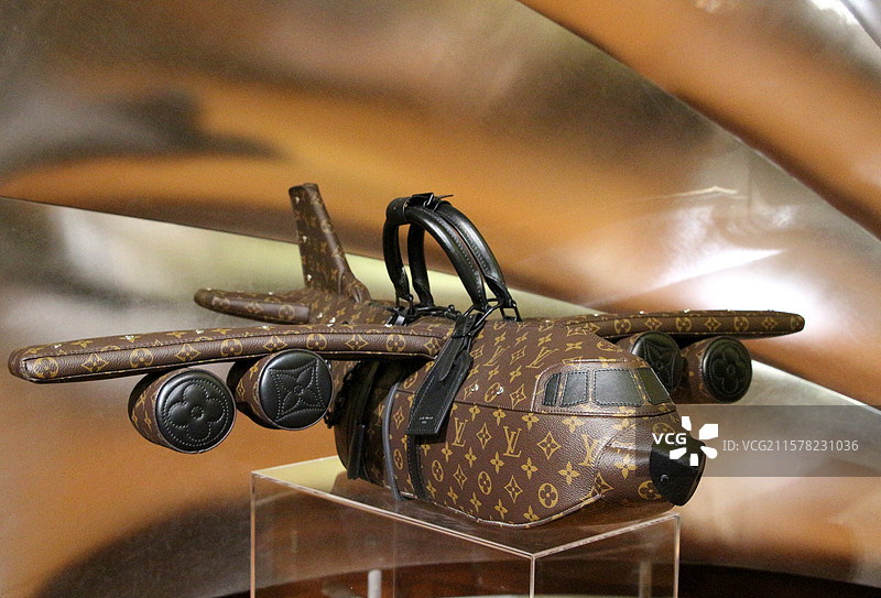 路易威登“非凡之旅”品牌展览 —— MONOGRAM帆布飞机手袋图片素材