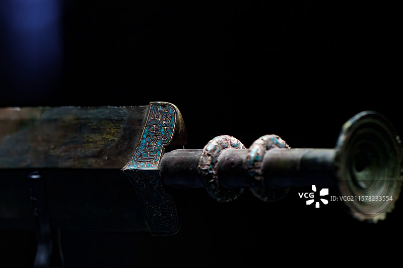 战国早期青铜兵器越王者旨于赐剑特写图片素材