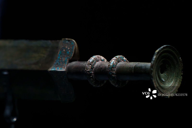 战国早期青铜兵器越王者旨于赐剑特写图片素材