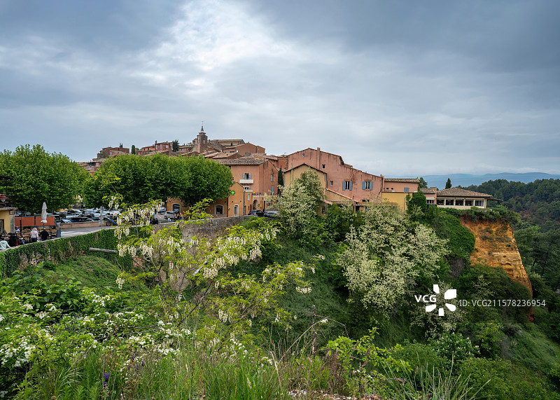 法国普罗旺斯-阿尔卑斯-蓝色海岸大区沃克吕兹省阿普特县鲁西永红土城景观图片素材