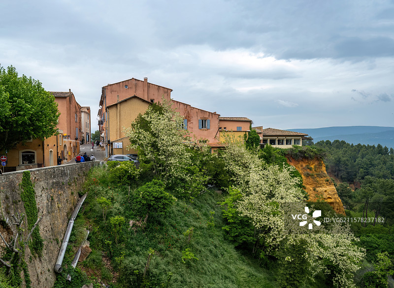 法国普罗旺斯-阿尔卑斯-蓝色海岸大区沃克吕兹省阿普特县鲁西永红土城景观图片素材