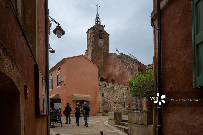 法国普罗旺斯-阿尔卑斯-蓝色海岸大区沃克吕兹省阿普特县鲁西永红土城景观图片素材