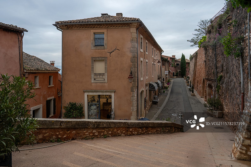 法国普罗旺斯-阿尔卑斯-蓝色海岸大区沃克吕兹省阿普特县鲁西永红土城景观图片素材