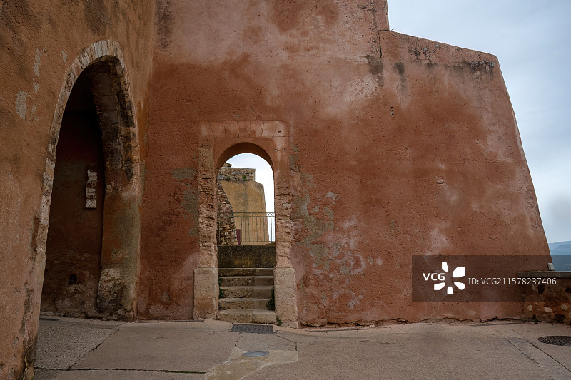 法国普罗旺斯-阿尔卑斯-蓝色海岸大区沃克吕兹省阿普特县鲁西永红土城景观图片素材