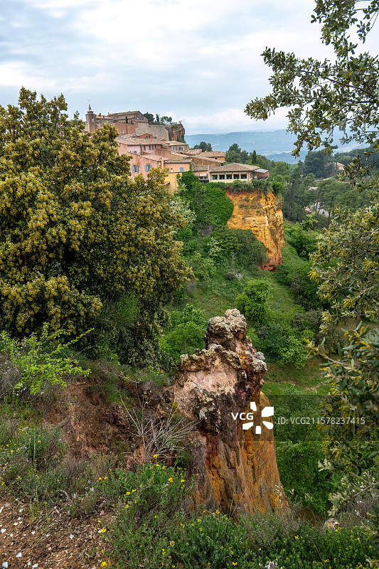 法国普罗旺斯-阿尔卑斯-蓝色海岸大区沃克吕兹省阿普特县鲁西永红土城景观图片素材
