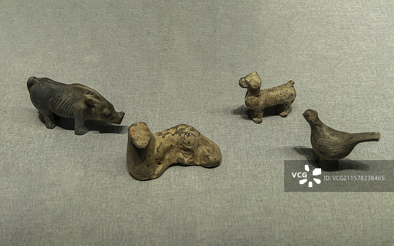 内蒙古包头市博物馆古代史展厅：陶动物俑（汉，包头市九原区麻池镇张龙圪旦汉墓出土，包头博物馆藏）图片素材