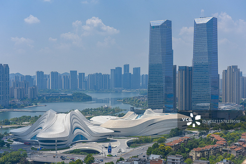 湖南长沙，梅溪湖国际文化艺术中心和金茂双塔图片素材