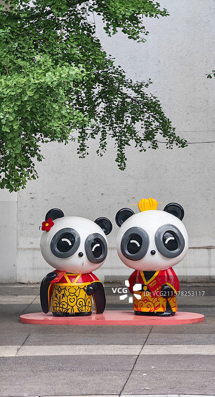 国宝大熊猫喜结良缘 成双成对的国宝大熊猫穿着华服红装金纹，揣着甜蜜证书把爱情的温馨浪漫演绎得淋漓尽致图片素材